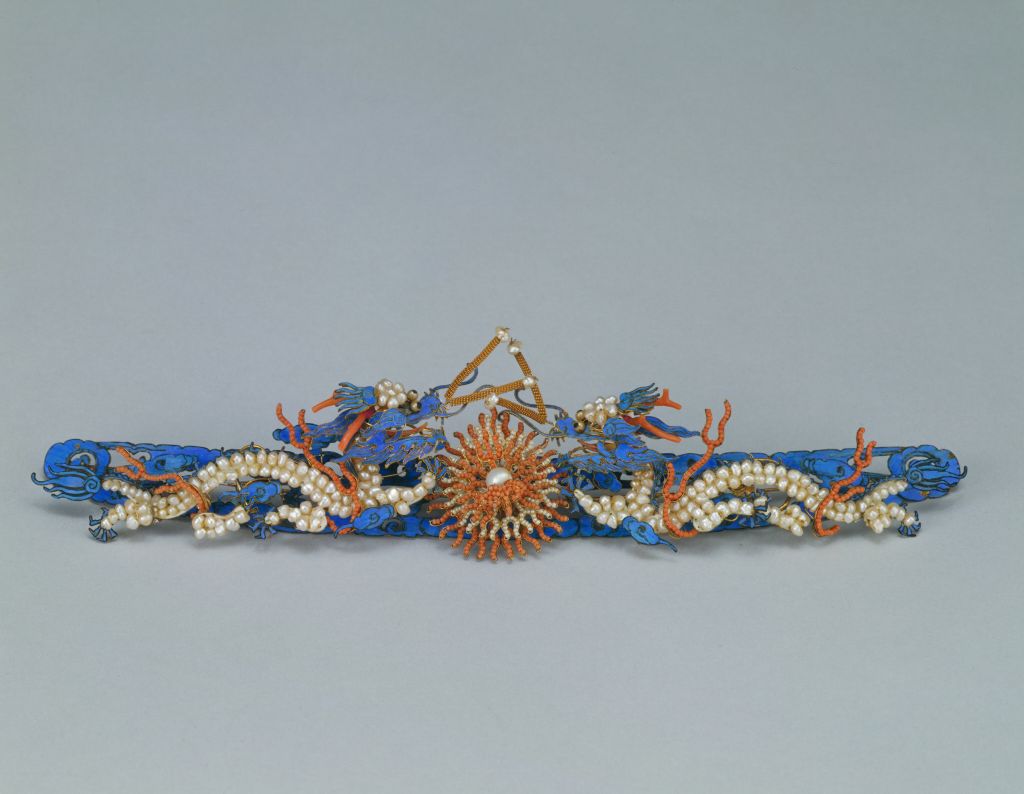 图片[1]-Silver gilded beaded double dragons dotted with emerald long hairpin-China Archive